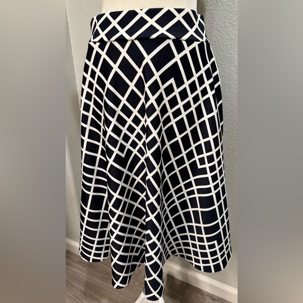 Chic Black and White Geometric Skirt